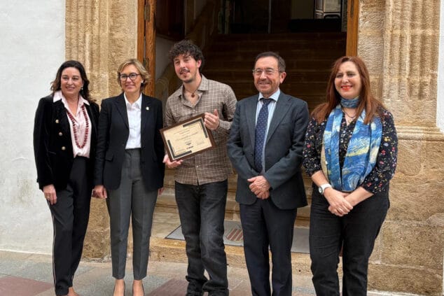 Imagen: Daniel Sousa junto a la alcaldesa, director de la Casa del Mediterráneo y miembros del jurado