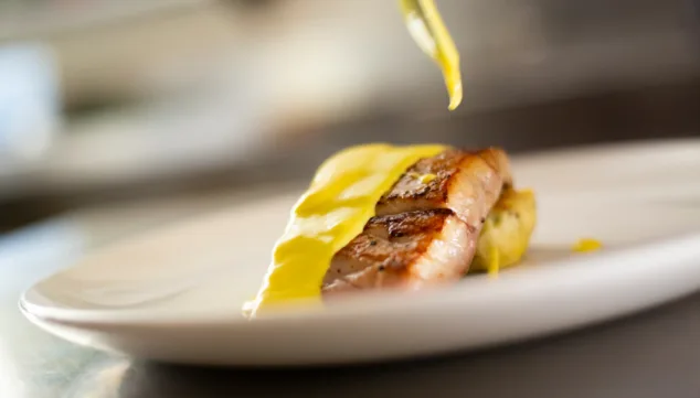 Imagen: Disfrutar de un menú completo con entrantes para compartir y principales a elegir