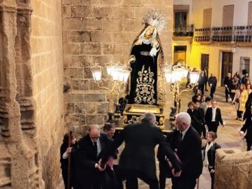 Entrada a la Iglesia de la Virgen