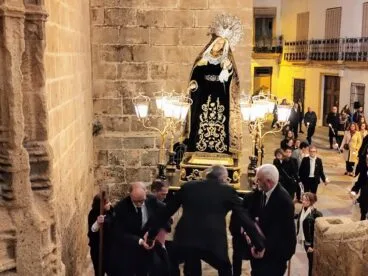 Entrada a la Iglesia de la Virgen
