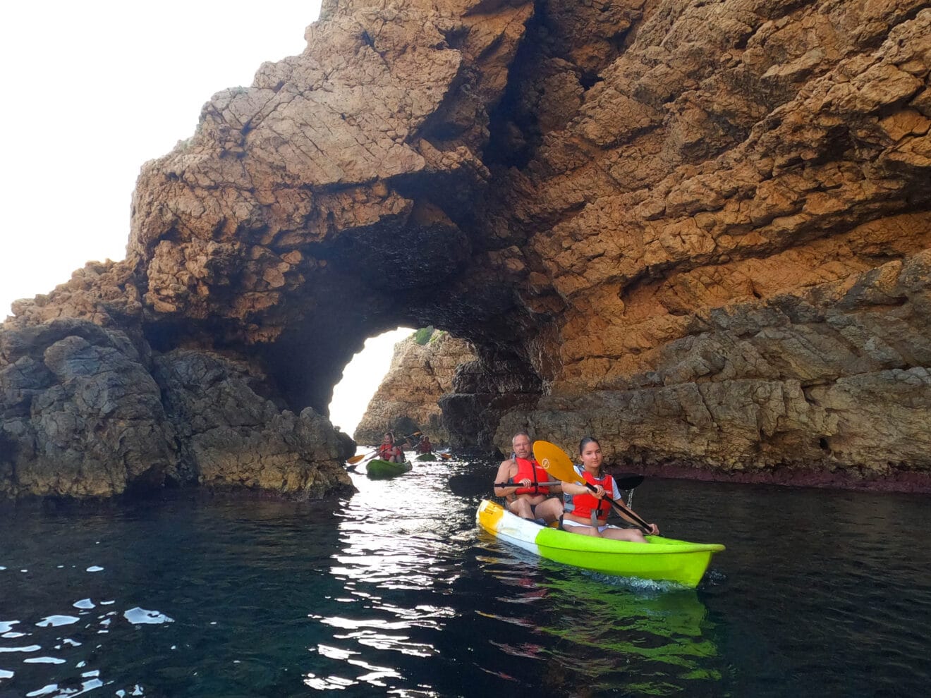Excursionistas en kayak por Xàbia