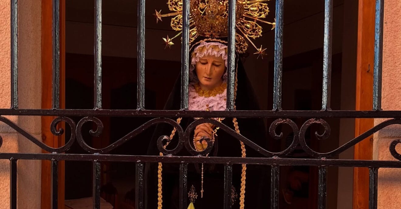 Exposición de la imagen de la Virgen de la Soledad en una casa de Xàbia-