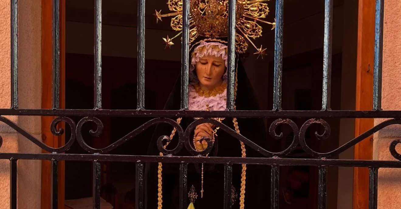 Exposición de la imagen de la Virgen de la Soledad en una casa de Xàbia-