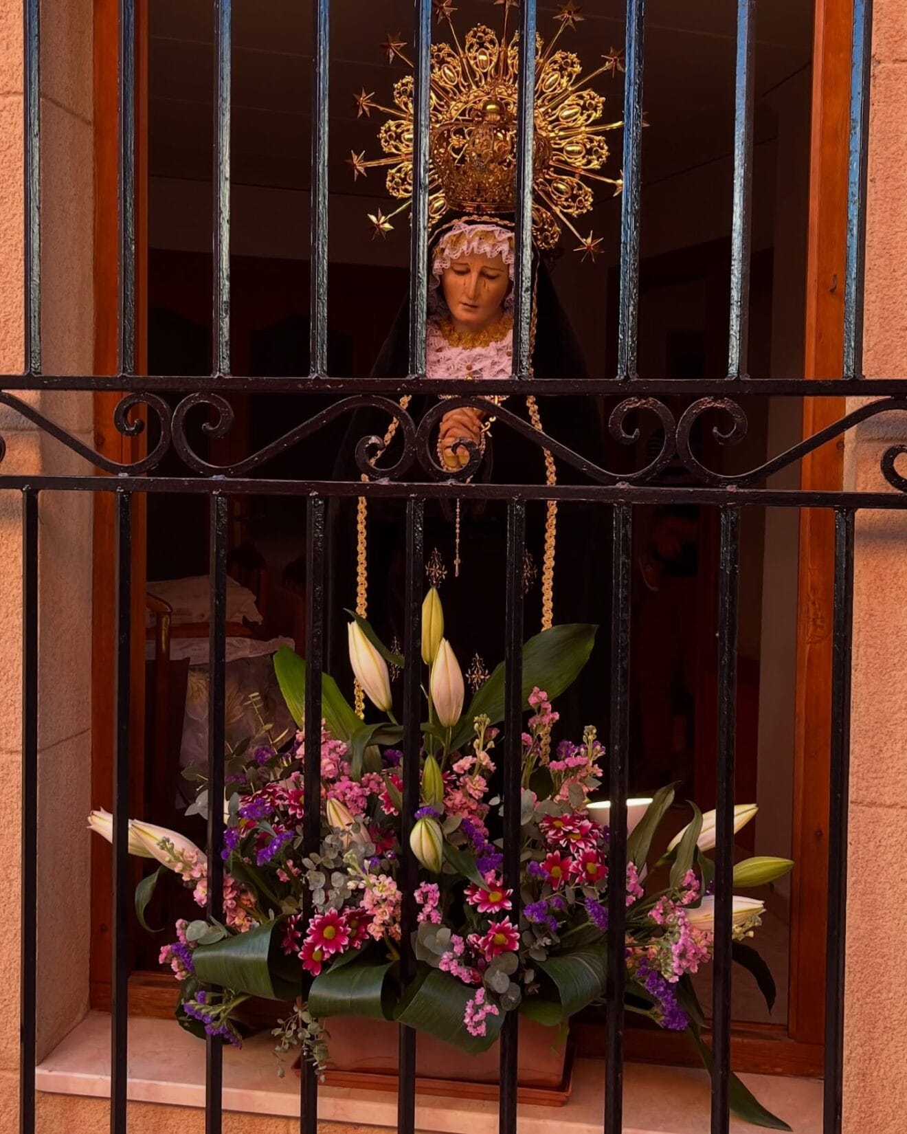 Exposición de la imagen de la Virgen de la Soledad en una casa de Xàbia | Foto Juanba Soler