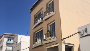 Fachada de la propiedad con vistas al mar
