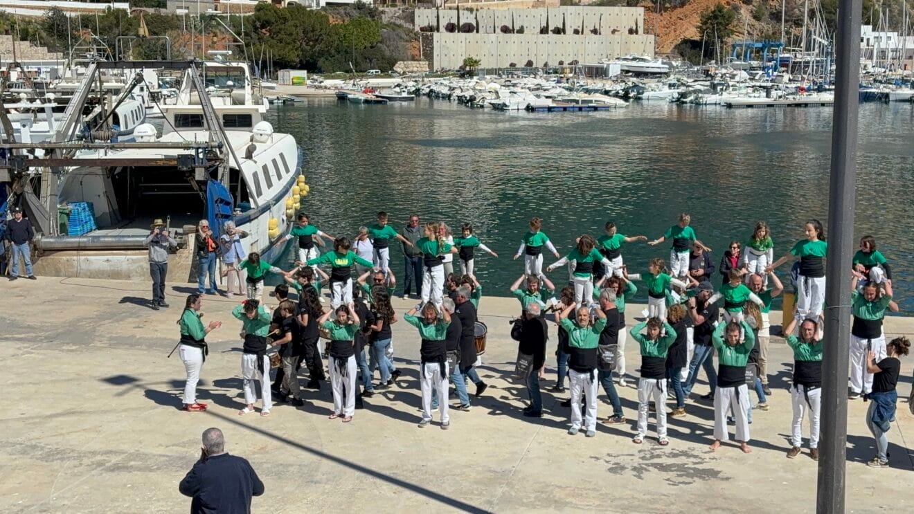 Acto de la Muixeranga en el Puerto de Xàbia