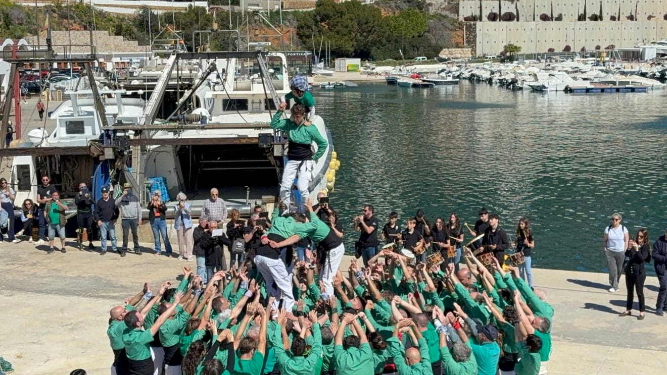 Acto de la Muixeranga en el Puerto de Xàbia