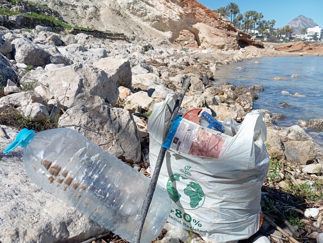 Recogida de residuos en una playa de Xàbia