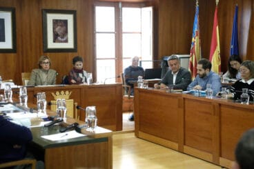 Alcaldesa y PSOE durante un pleno de Xàbia