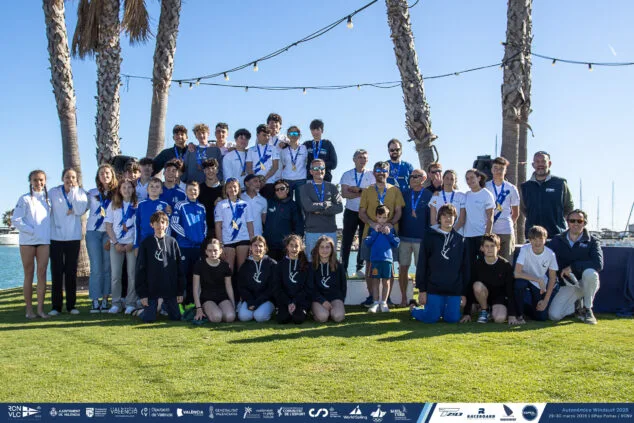 Imagen: Regatistas en la entrega de trofeos