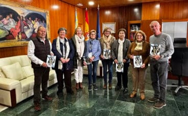Representantes de la Cofradia de Jesús Nazareno de Xàbia con la alcaldesa