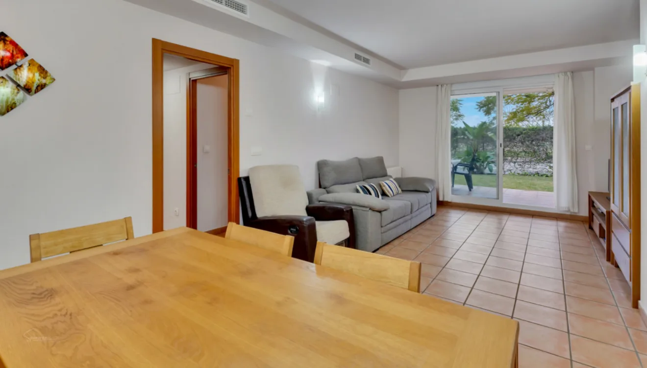 Salón con luz natural y conexión al jardín