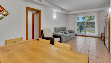 Salón con luz natural y conexión al jardín