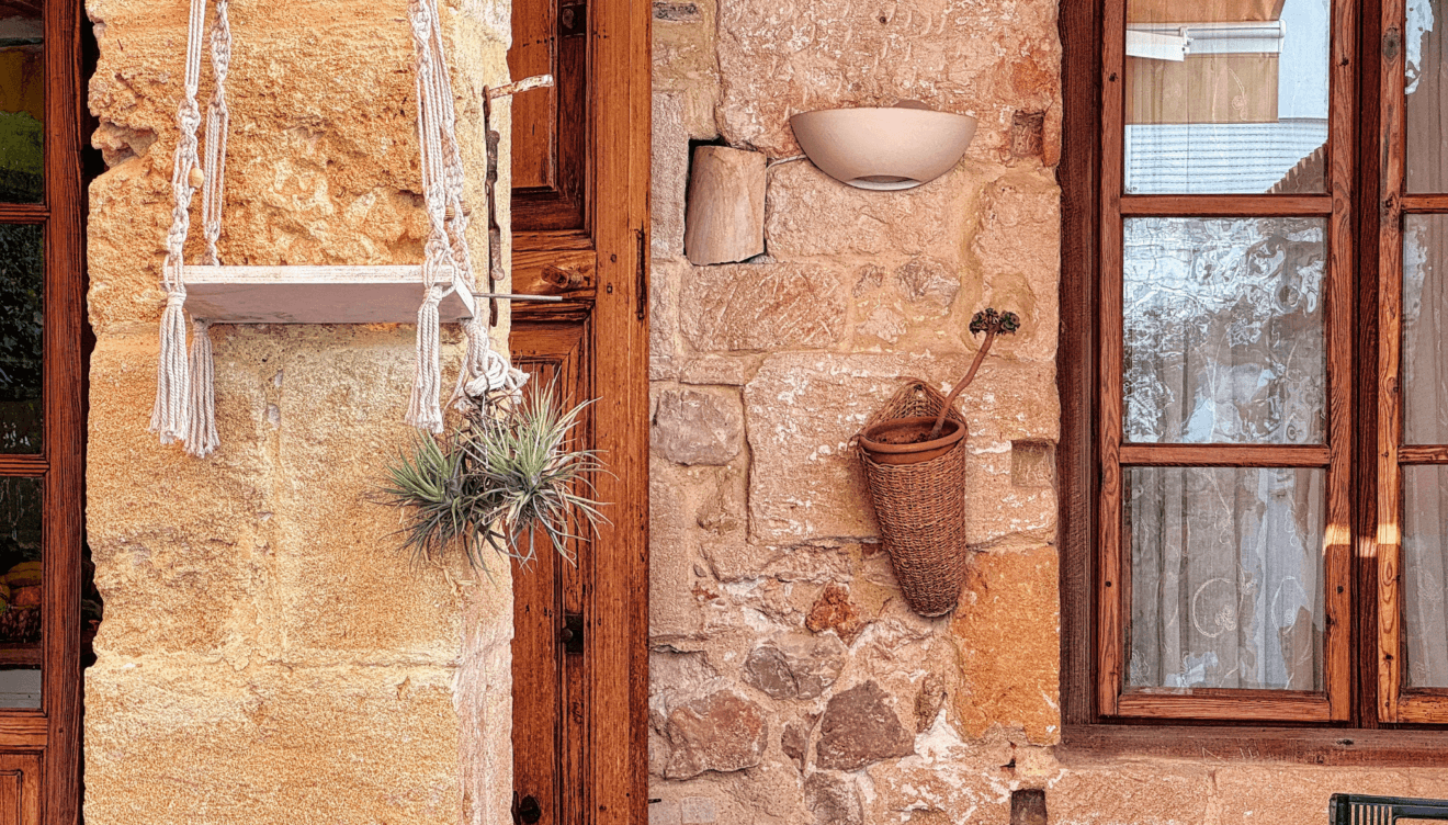 Un patio mediterráneo con encanto propio