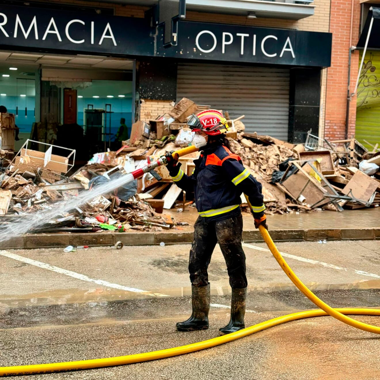Voluntaria de Protección Civil de Xàbia tras la DANA de València