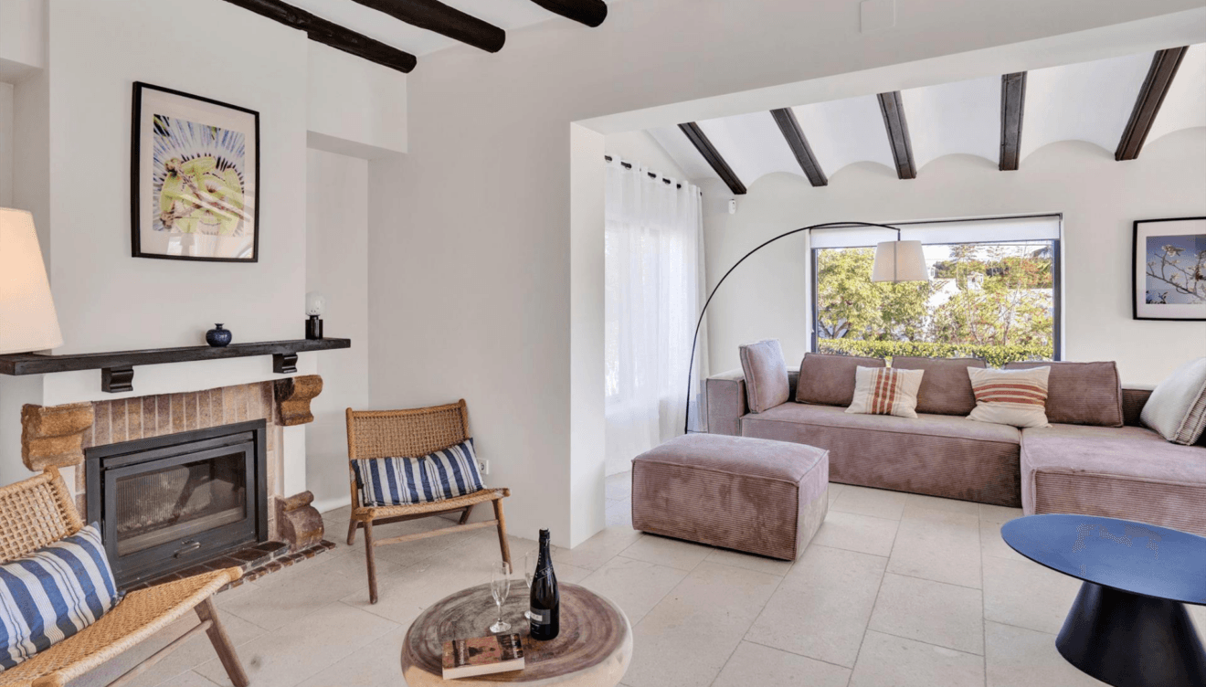 Zona de descanso interior con mobiliario confortable y luz natural
