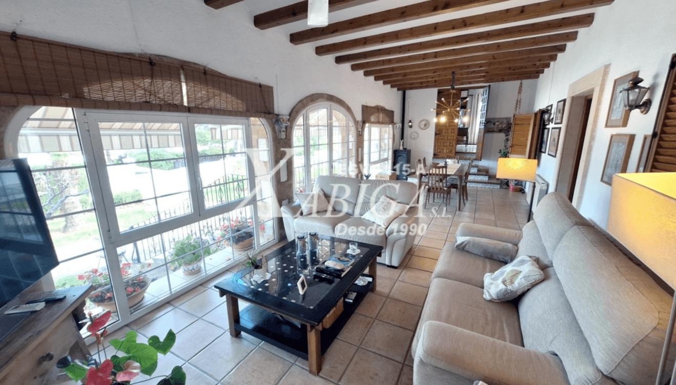 Ambiente acogedor con acceso a otras estancias