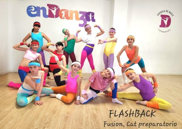Imagen: Grupo de bailarinas de Endanza Flashback