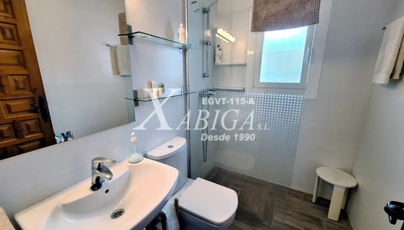 Baño con ducha y diseño funcional