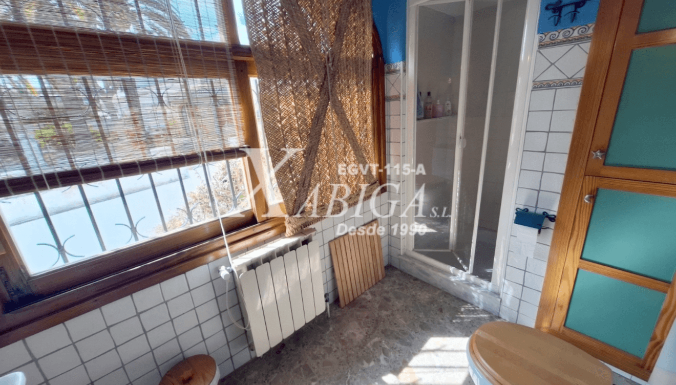 Baño del apartamento con acabados modernos