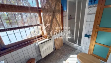 Baño del apartamento con acabados modernos