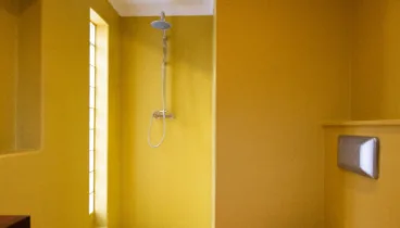 Baños renovados con acabados actuales