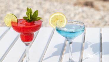 Brindis al atardecer con sabor tropical