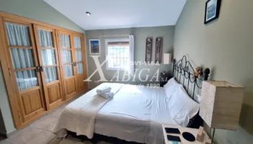 Dormitorio con espacio para escritorio o zona de lectura