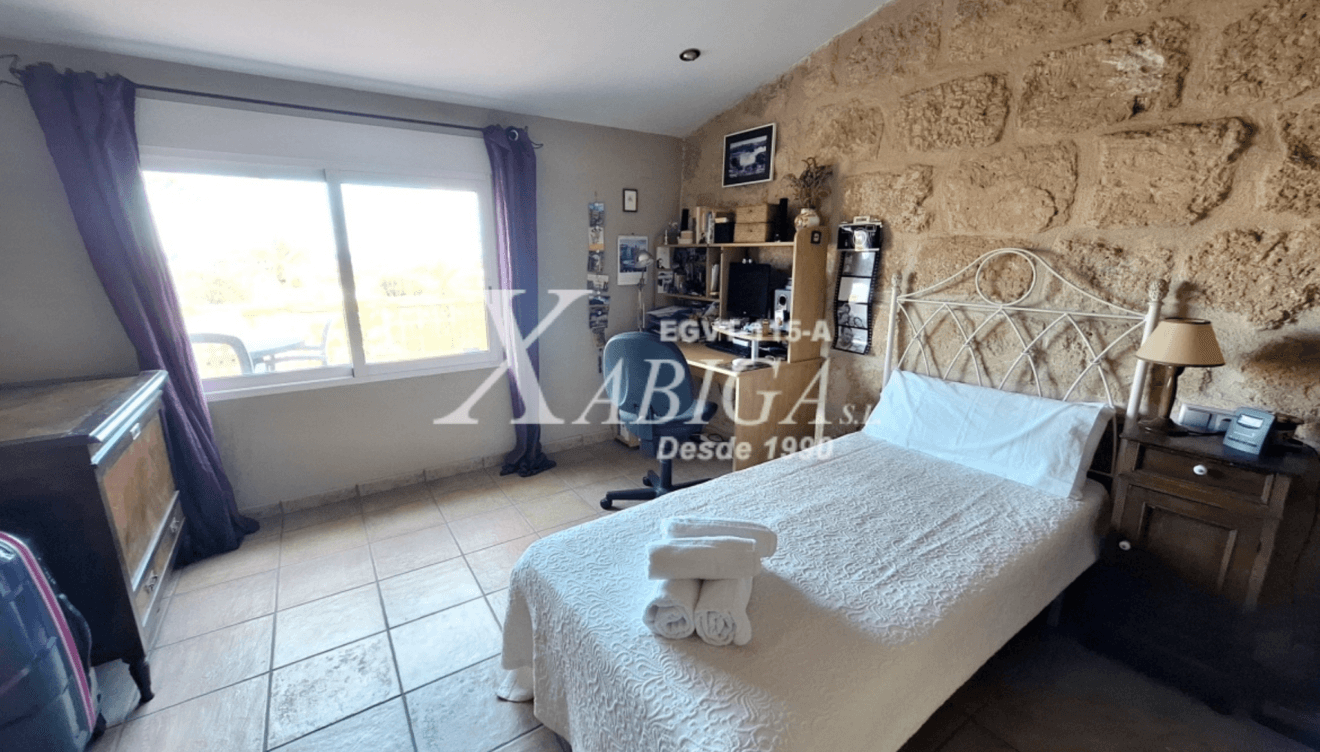 Dormitorio con ventana al exterior