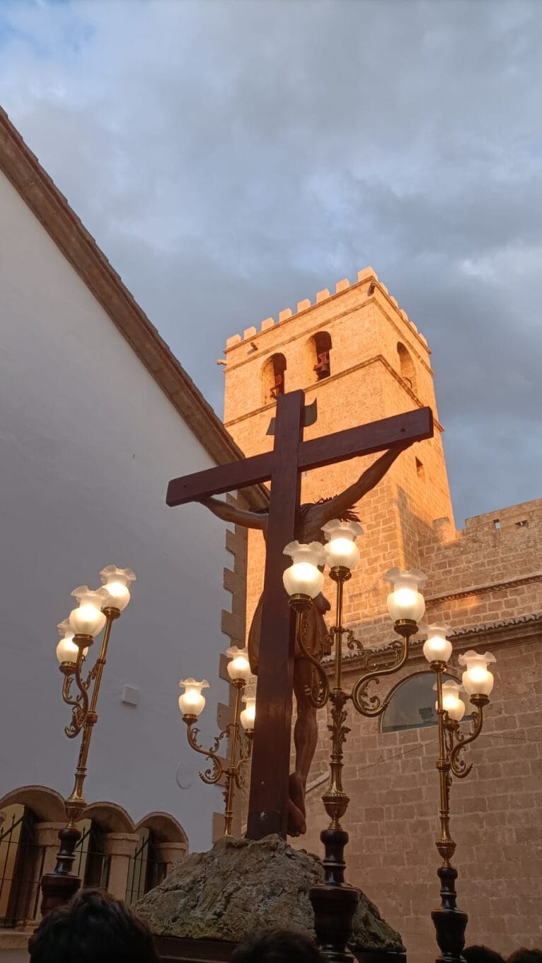 El Crist del Convent frente a la Iglesia San Bartolomé | Foto Colla Portitxol
