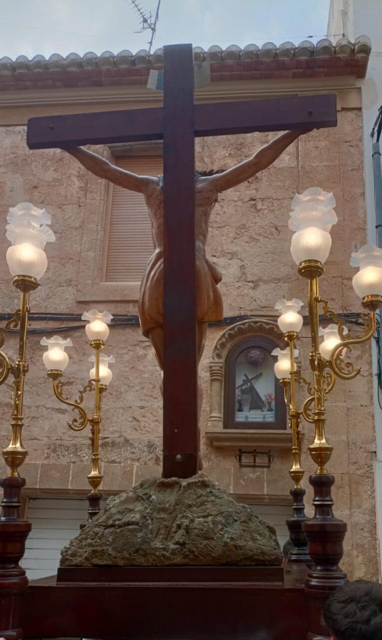 El Crist del Convent frente a la Iglesia San Bartolomé | Foto Colla Portitxol