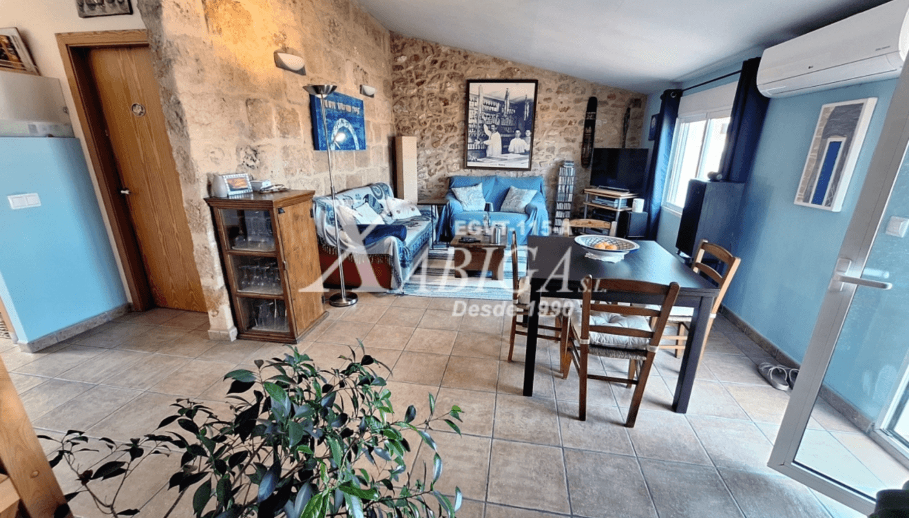 Espacio integrado de salón, comedor y cocina en el apartamento