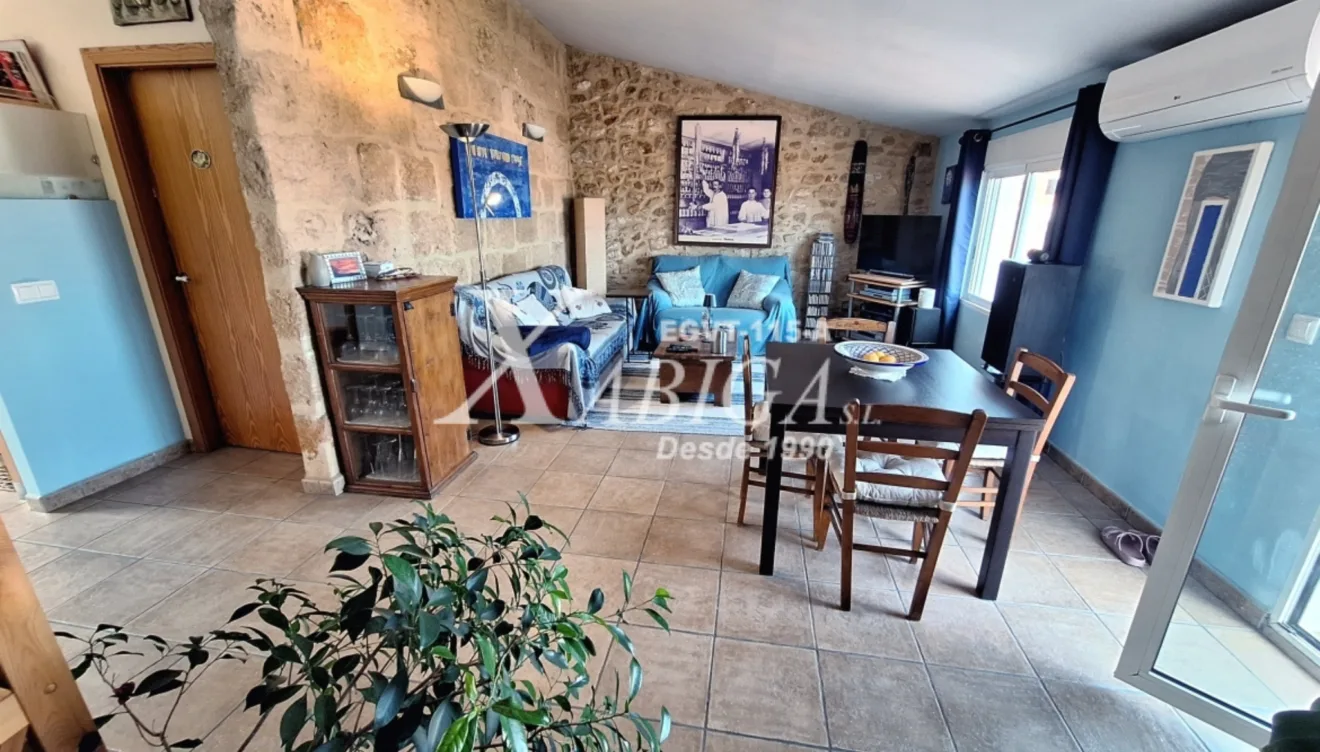 Espacio integrado de salón, comedor y cocina en el apartamento