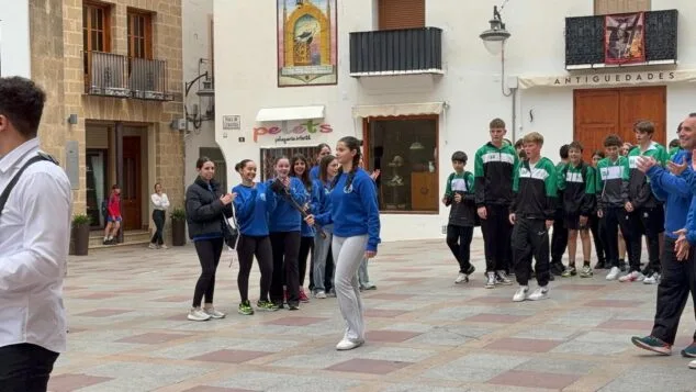 Imagen: Llegada de la antorcha de los Minijocs Marina Alta 2025 al Ayuntamiento