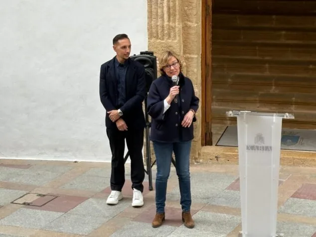 Imagen: Rosa Cardona y Toni Molina en el acto de llegada de la antorcha de los Minijocs a Xàbia