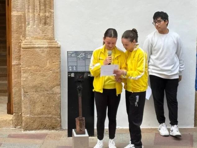 Imagen: Lectura del manifiesto por los deportistas de Xàbia