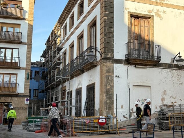 Imagen: Primeros trabajos de montaje del andamio en la Casa Bolufer