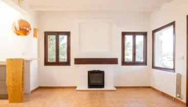 Salón-comedor con chimenea y acabados cálidos