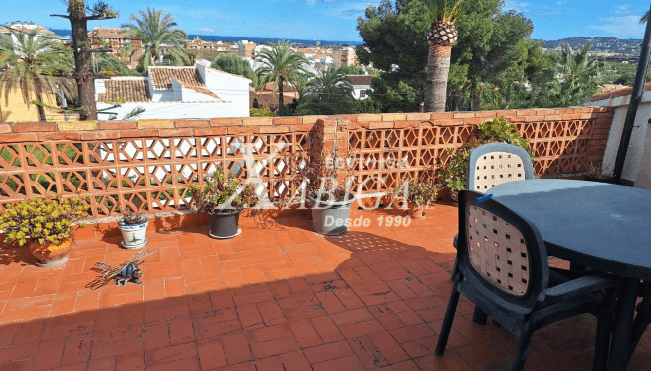 Terraza con vistas abiertas al mar y a la montaña