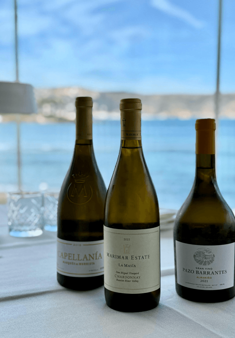 Vinos blancos para acompañar frente al mar