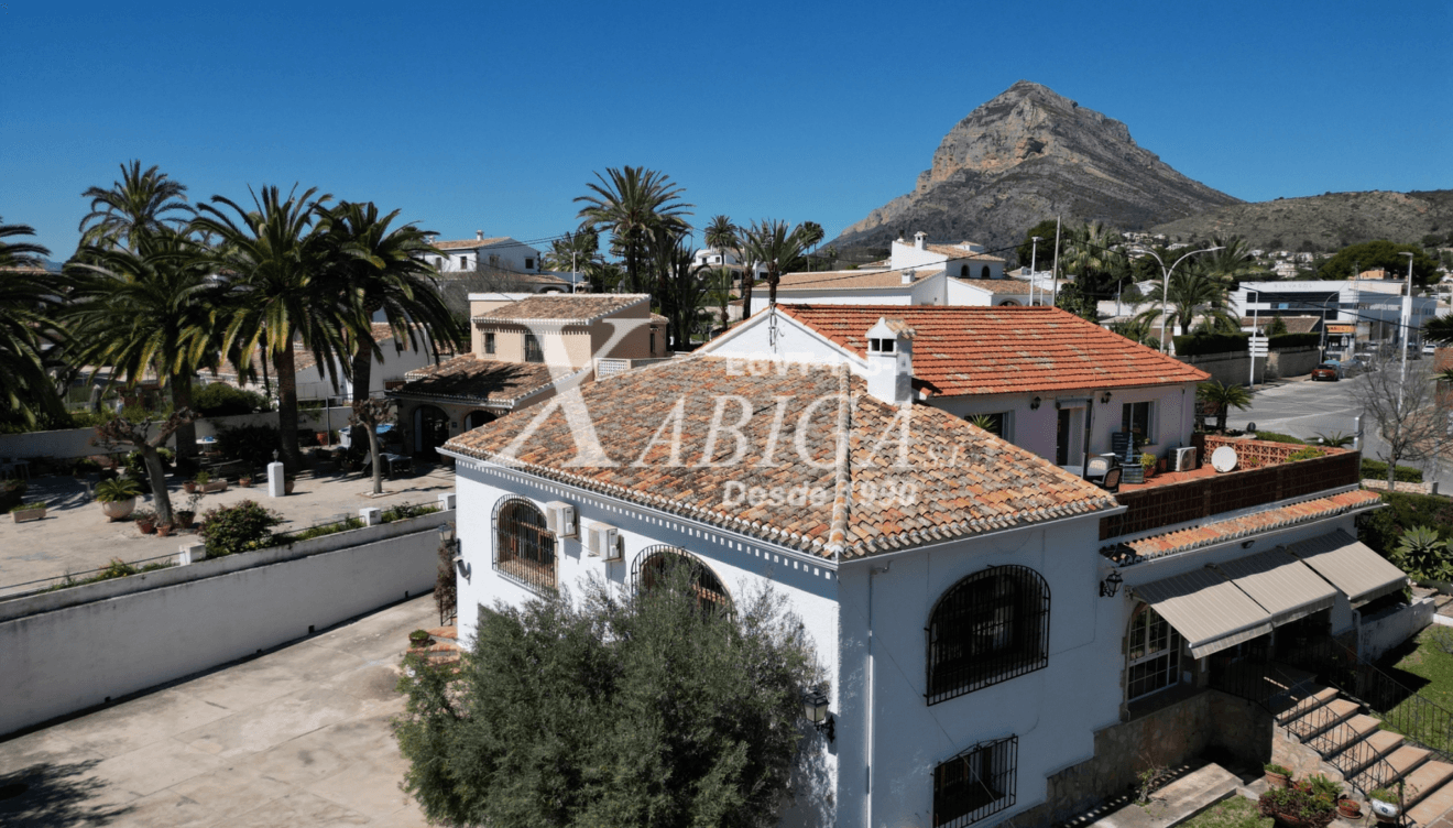 Vista de la casa desde el jardín
