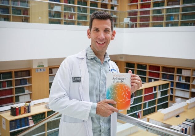 Imagen: Ernesto Bas con su libro