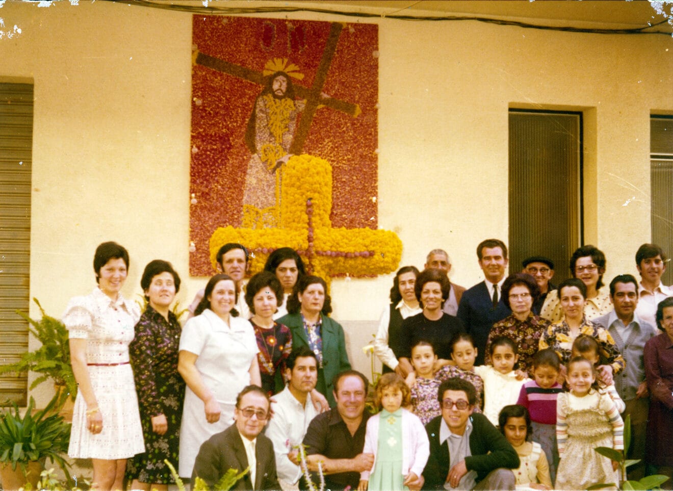 En 1975, vecinos de la calle Calvario que ayudaron en la confección