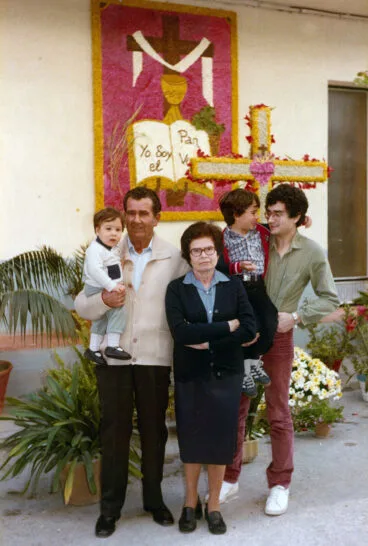 1980 – 7ª Cruz. Con mis padres y sobrinos (Salva y Pablo)