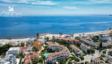 Atina ofrece esta propiedad con vistas al mar y dos terrazas