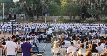 Banda de música y alumnos durante la actuación