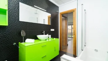 Baño principal con combinación de bañera y ducha para mayor comodidad