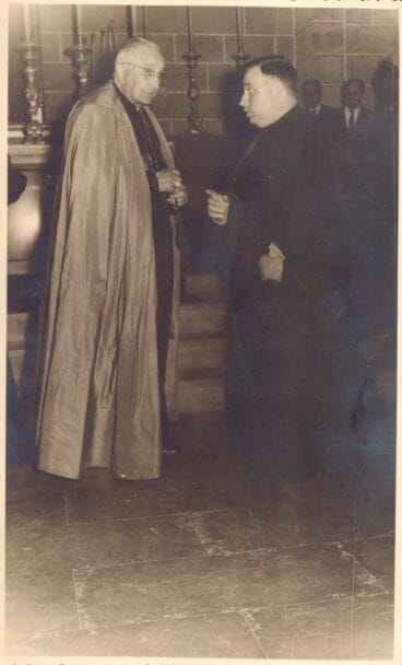 Don Marcelino Olaechea conversa con el recién nombrado pavorde de Jávea, Don Juan Esteve Domingo. 1 de mayo de 1962 | Foto AMX