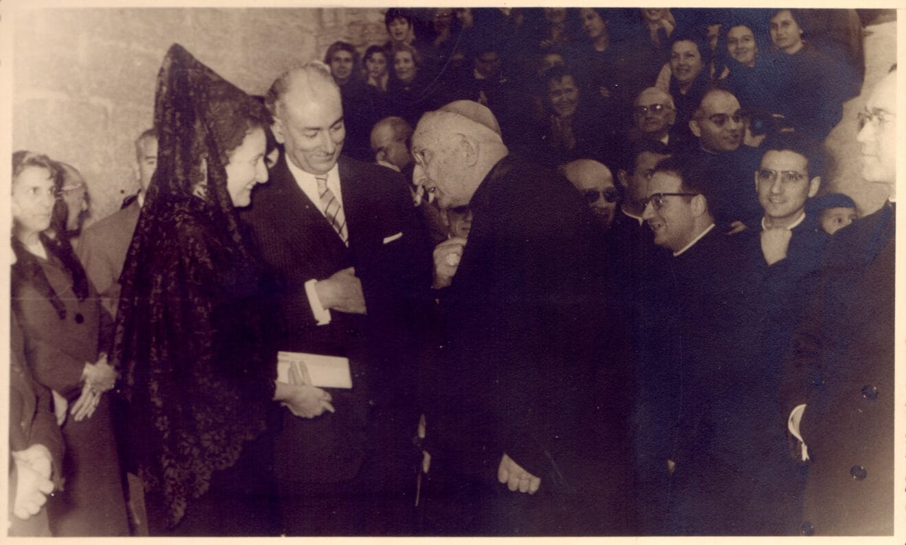 El Arzobispo de Valencia intercambia impresiones con el matrimonio Navarro Rubio, después de la celebración en las escaleras de la iglesia de San Bartolomé. 1 de mayo de 1962 | Foto AMX
