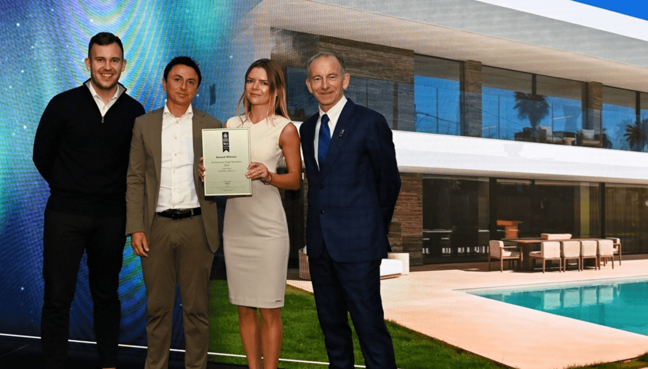 Equipo de Miralbo recogiendo el premio a Mejor Propiedad Europea para la Villa Pinza, ubicada en Ibiza